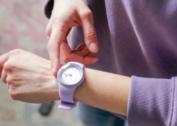 O peso das horas e até dos dias da semana no bem-estar mental