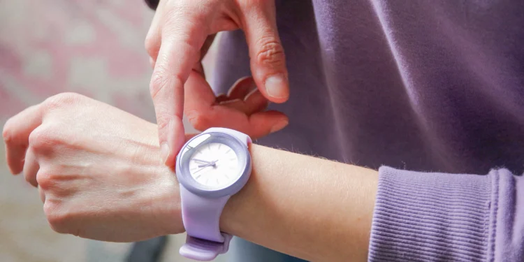 O peso das horas e até dos dias da semana no bem-estar mental