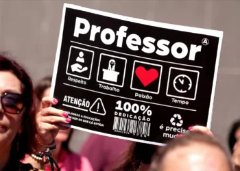 Parlamento aprova regime de compensação para professores deslocados