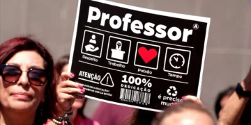 Parlamento aprova regime de compensação para professores deslocados