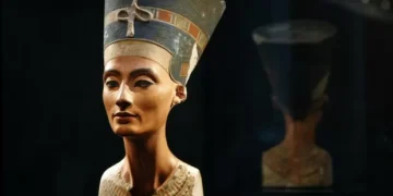 Como a rainha egípcia Nefertiti ainda inspira a moda e a beleza, mesmo após 3.300 anos?
