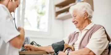 Saiba o que é o delirium, emergência psiquiátrica comum entre idosos