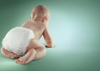 Seu bebê brinca no chão? Estudo brasileiro aponta benefícios