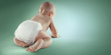 Seu bebê brinca no chão? Estudo brasileiro aponta benefícios