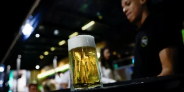 Atividade de serviços PMI volta a crescer em fevereiro no Brasil com alta da demanda