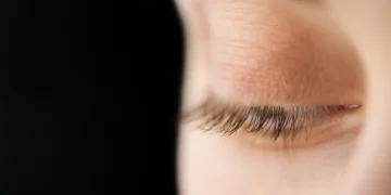 Suas pálpebras tremem? Entenda as causas e saiba quando se preocupar