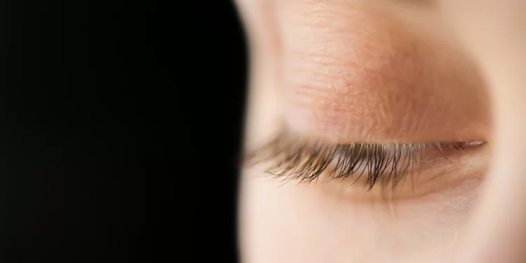 Suas pálpebras tremem? Entenda as causas e saiba quando se preocupar