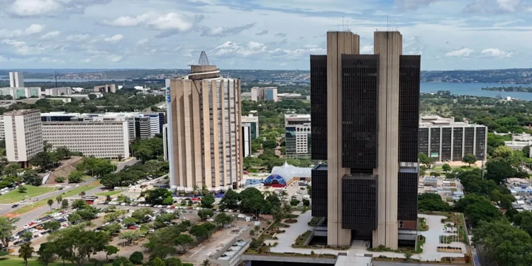 Economistas divergem sobre patamar final da Selic em 2025 após sinalização do Copom