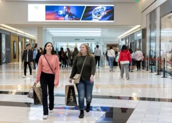 Confiança do consumidor dos EUA recua de forma acentuada em março