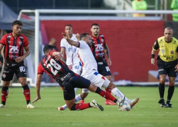 Com um a menos, Anápolis bate Vila Nova e abre vantagem na final do Goiano