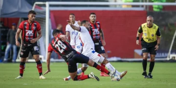 Com um a menos, Anápolis bate Vila Nova e abre vantagem na final do Goiano