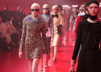 Conheça Kai Schreiber, filha de 16 anos de Naomi Watts, que estreou nas passarelas em Paris