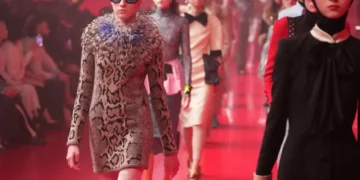 Conheça Kai Schreiber, filha de 16 anos de Naomi Watts, que estreou nas passarelas em Paris