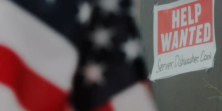 Vagas de emprego em aberto nos EUA sobem para 7,74 mi em janeiro; demissões caem