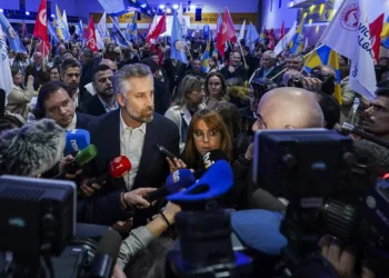 Pedro Nuno Santos desafia Montenegro a recuar na moção de confiança