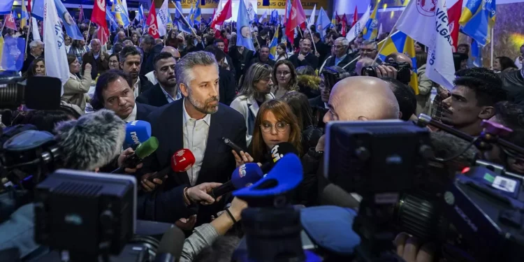 Pedro Nuno Santos desafia Montenegro a recuar na moção de confiança