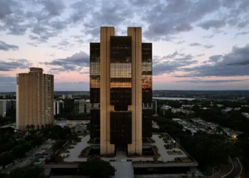 BC vende US$ 2 bi em leilões de linha separados