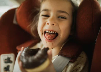 Crianças de menos de 1 ano estão consumindo ultraprocessados; saiba o que pode acontecer