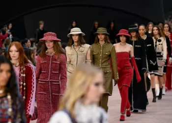 Nostalgia, rendas e golas rufos: as evidentes e as surpreendentes tendências da Semana de Moda de Paris