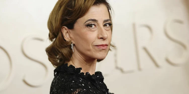 “Não preparei discurso”, diz Fernanda Torres no tapete vermelho do Oscar
