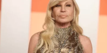 Donatella Versace deixa direção artística da marca da família; confira substituto