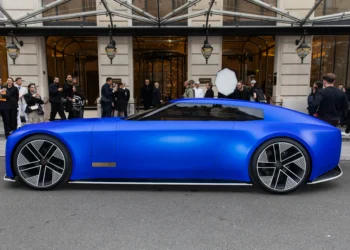 Novo Jaguar elétrico Type 00 faz aparição durante semana de moda de Paris