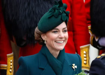 Após não querer chamar a atenção pela roupa, Kate Middleton surge com visual arrasador em desfile real