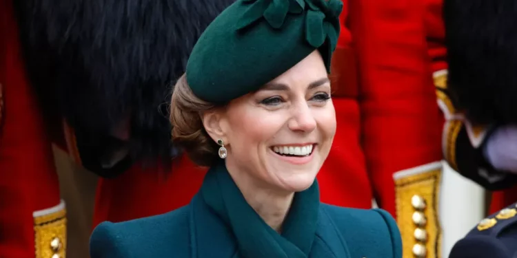 Após não querer chamar a atenção pela roupa, Kate Middleton surge com visual arrasador em desfile real