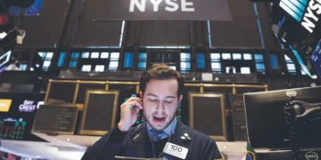 Wall Street fecha no verde com discurso apaziguador de Powell