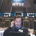 Wall Street fecha no verde com discurso apaziguador de Powell