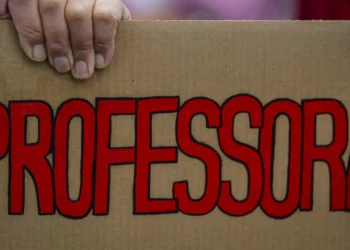 Parlamento aprova alargamento de apoio a todos os professores deslocados