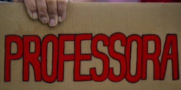 Parlamento aprova alargamento de apoio a todos os professores deslocados