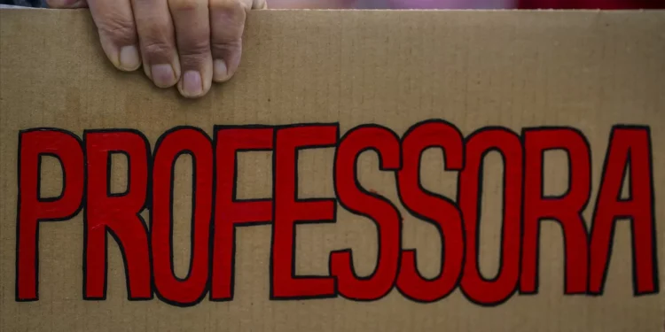 Parlamento aprova alargamento de apoio a todos os professores deslocados