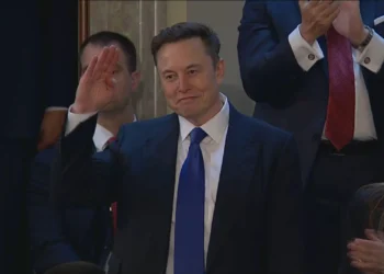 Sob aplausos, Musk recebe agradecimento de Trump em discurso ao Congresso