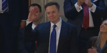 Sob aplausos, Musk recebe agradecimento de Trump em discurso ao Congresso