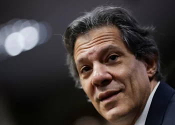 Haddad ativa “modo jovem” em podcast para falar de Pix e imposto das blusinhas