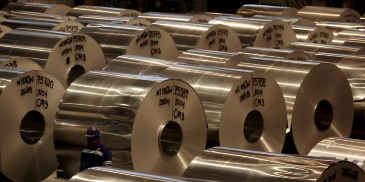 Aumento de demanda acelera recuperação da indústria no Brasil em fevereiro, traz PMI