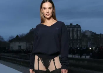 Ilusão de ótica? Alessandra Ambrosio aparece de calcinha e cinta-liga em desfile em Paris