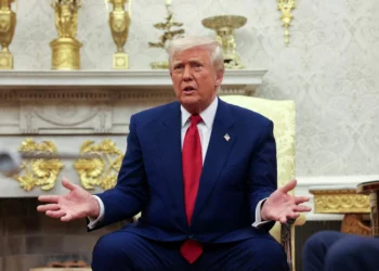 Trump eleva tarifas contra China, mas pede diálogo com Xi Jinping
