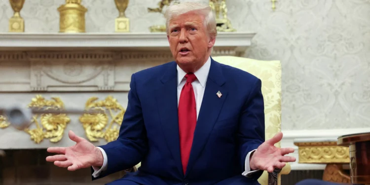 Trump eleva tarifas contra China, mas pede diálogo com Xi Jinping