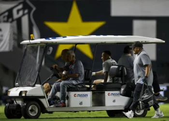 Neymar lesiona, mas Santos bate Atlético-MG e vence primeira no Brasileirão