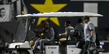 Neymar lesiona, mas Santos bate Atlético-MG e vence primeira no Brasileirão