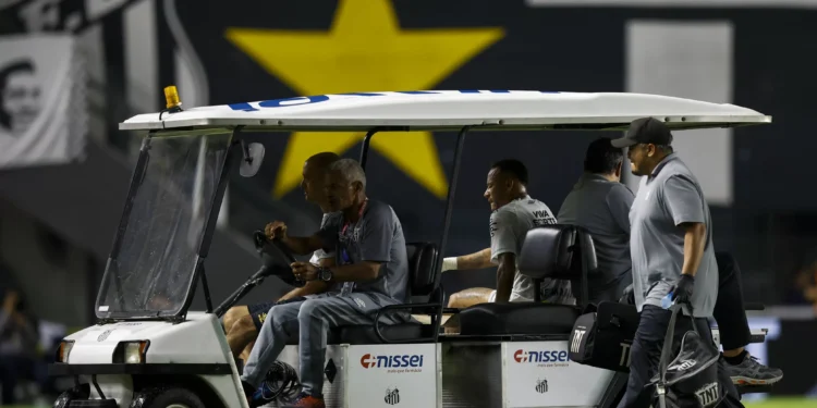 Neymar lesiona, mas Santos bate Atlético-MG e vence primeira no Brasileirão