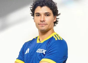 Ex-Santos cai após sofrer drible desconcertante na Kings League; veja vídeo
