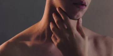 Rouquidão persistente pode ser sintoma de câncer, diz especialista