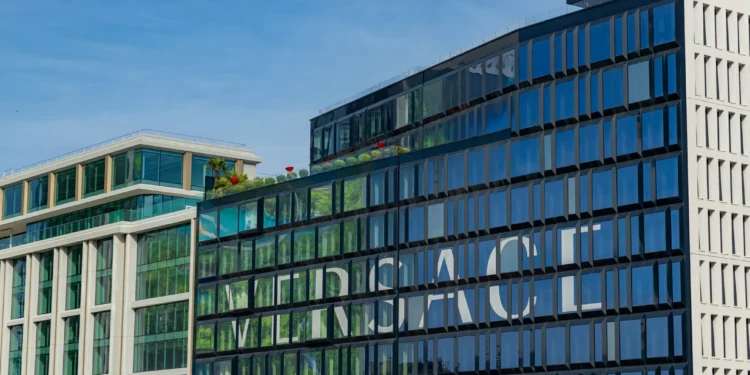 Mercado da moda: Prada adquire a Versace por valor bilionário