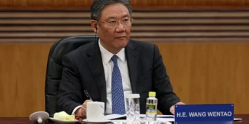 China considera isenção de tarifas dos EUA um “pequeno passo” para corrigir um erro