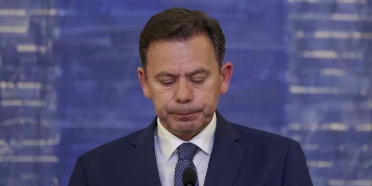 Apagão. Montenegro defende resposta “positiva”, Pedro Nuno Santos fala em “silêncio e desorientação”