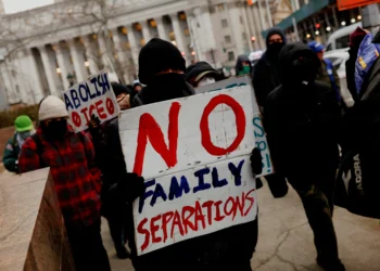 Juíza impede governo Trump de revogar status legal de milhares de migrantes