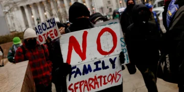 Juíza impede governo Trump de revogar status legal de milhares de migrantes